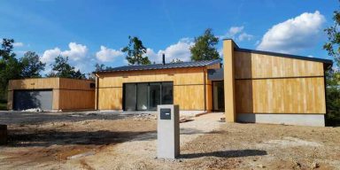 Maison avec une couverture monopente réalisé par Lo-Cal House dans le Lot