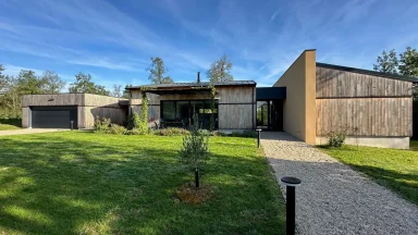 Maison avec une couverture monopente réalisé par Lo-Cal House dans le Lot